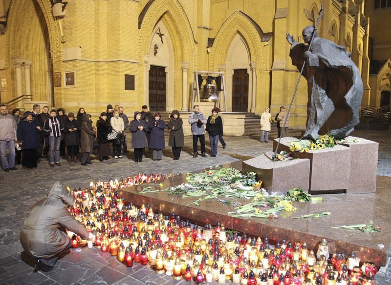 Zapłonęły znicze pod pomnikiem Jana Pawła II [ZDJĘCIA]