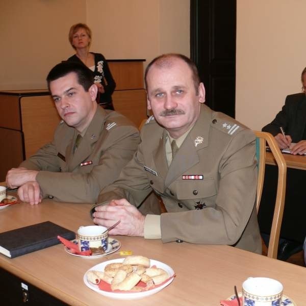 Daniel Chmielowiec i Mirosław Ciesielski (pierwszy z prawej) na spotkaniu  starostwie, w trakcie którego nowi szefowie Wojskowej Komendy Uzupełnień zostali oficjalnie przedstawieni samorządowcom