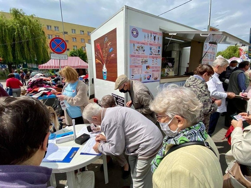 W Ostrowcu zbierają podpisy poparcia dla Rafała Trzaskowskiego. W sobotę, 6 czerwca przy targowisku miejskim [ZDJĘCIA]