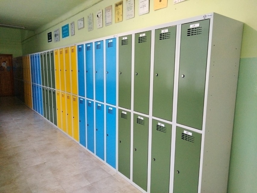 W szkole podstawowej w Rudzie Wielkiej powstały nowe szafki dla uczniów. To kolejna zmiana w tej placówce