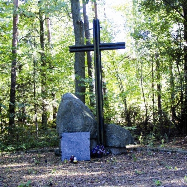 Miejsce zbiorowego mordu kilkunastu Polaków przez sowietów upamiętnia pomnik, przy którym od czasu do czasu ktoś zapala znicz i kładzie kwiaty...