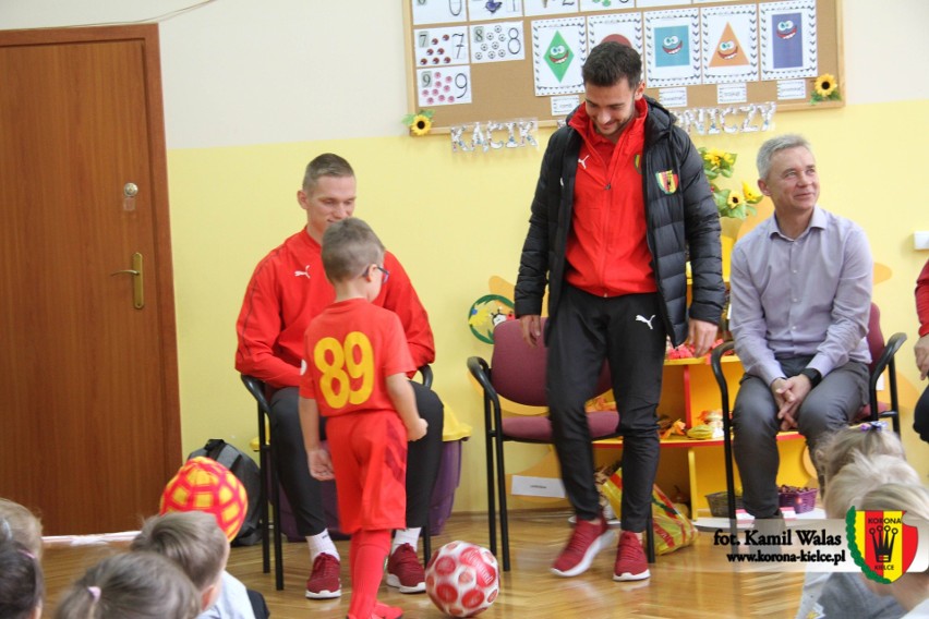 Trener Mirosław Smyła i piłkarze Korony Kielce poszli do przedszkola. Zostali serdecznie przyjęci [WIDEO, ZDJĘCIA]
