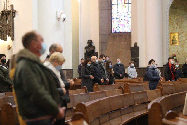 Niedzielna msza św. w katedrze Chrystusa Króla w Katowicach odbyła sie z zachowaniem najwyższych zasad bezpieczeństwa epidemicznego. Zobacz kolejne zdjęcia/plansze. Przesuwaj zdjęcia w prawo - naciśnij strzałkę lub przycisk NASTĘPNE