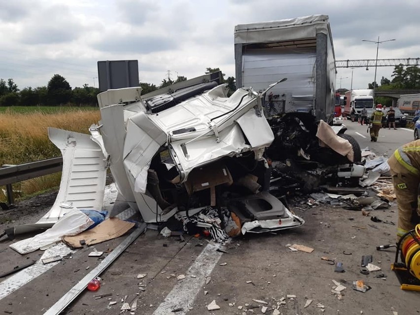 Wypadek dwóch ciężarówek na autostradzie A4 23.06.2021