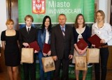 Inowrocławski ratusz pamięta o studentach. Czworo z nich otrzymało roczne stypendia