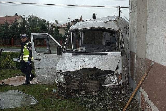 Mercedes, który uderzył w jeden z domów w miejscowości Hadykówka w powiecie kolbuszowskim.