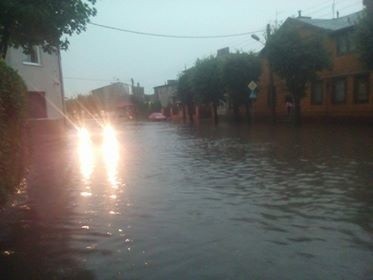 Burza w Łodzi. Nawałnica nad Łodzią. Powalone drzewa, gałęzie na drogach, zalane ulice [ZDJĘCIA]