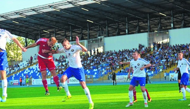 Marek Opałacz (czerwony strój) walczył ofiarnie z graczami Stali w Mielcu. Niestety, nie dotrwał do końca meczu (kontuzja)