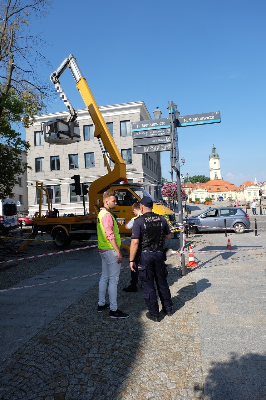 Wypadek na Rynku Kościuszki w Białymstoku. Mężczyźni spadli...