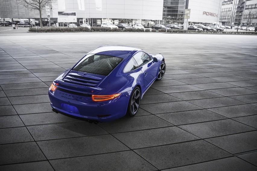 Porsche 911 GTS Club Coupe przyciąga uwagę niebieskim...
