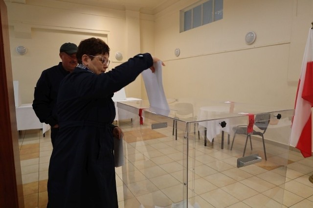 Głosowanie w lokalu wyborczym w Barwicach.