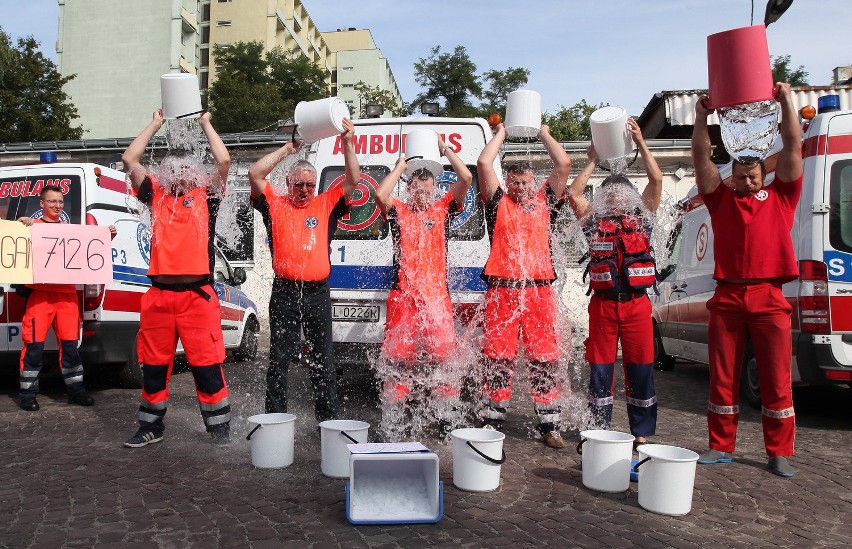 Ice Bucket Challenge Bogusława Tyki i łódzkich ratowników medycznych [ZDJĘCIA+FILM]