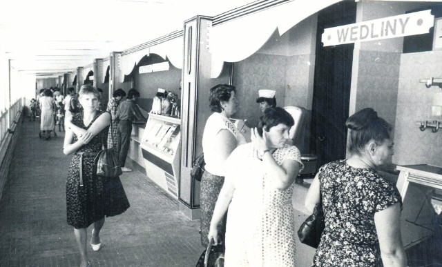 Te zdjęcia pochodzą z archiwum Gazety Współczesnej. Ukazują Społem PSS z drugiej połowy ubiegłego wieku. Zdjęcie pochodzi z września 1987 roku i pokazuje tzw. „Delikatesy”, jeden z najbardziej obleganych sklepów spożywczych w mieście.