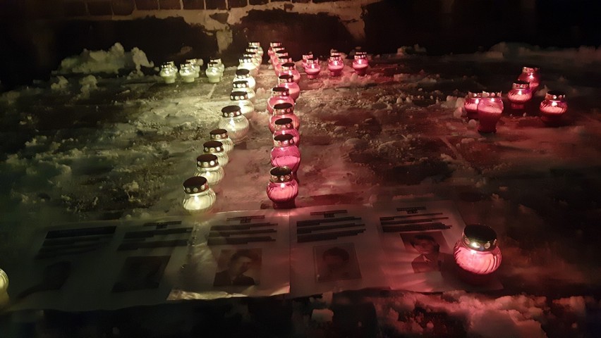 1000 zniczy zapłonęło w Słupsku w rocznicę wprowadzenia stanu wojennego (zdjęcia)