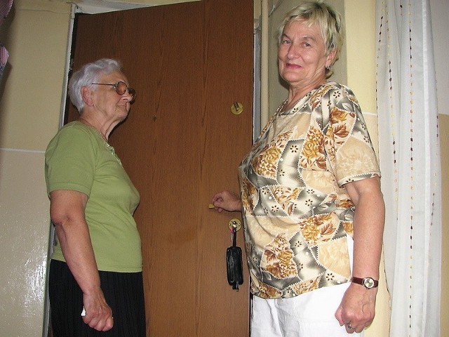Takie drzwi wstawiła lokatorkom budynku przy ul. Dworcowej firma z Sopotu. Panie Elżbieta Mostowska (z prawej) z sasiadką są zbulwersowane