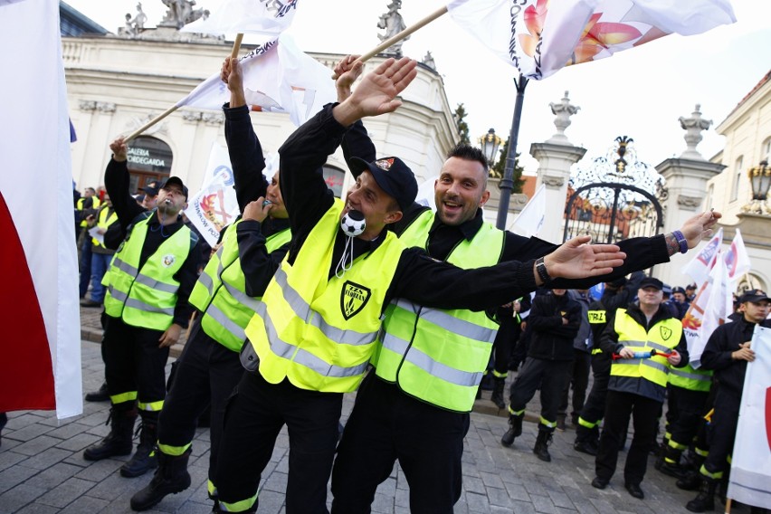 Protest policjantów w Warszawie. Mundurowi domagają się...