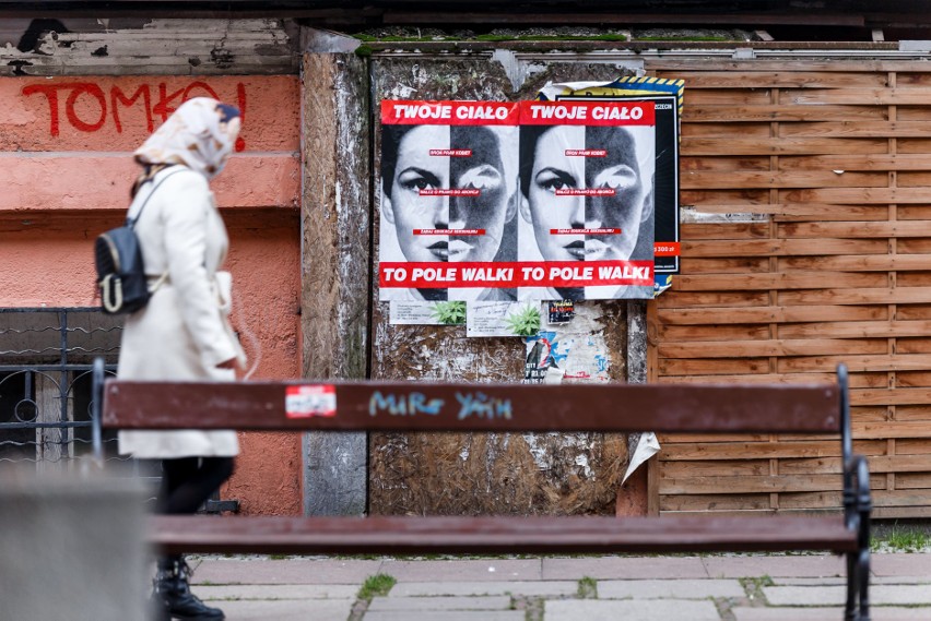 Ikoniczne plakaty Barbary Kruger na ulicach Szczecina mówią: NIE łamaniu praw kobiet. Zobacz zdjęcia