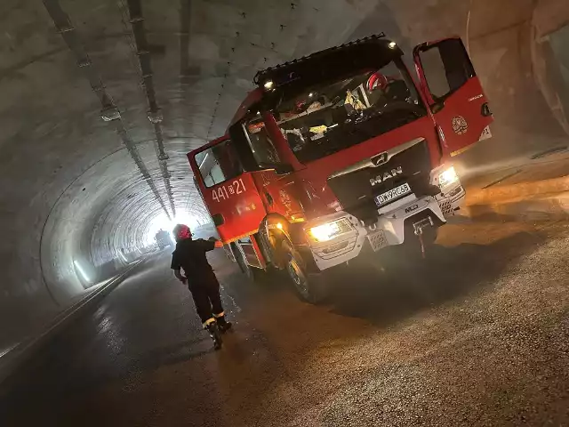 Przedstawiciele Komendy Powiatowej Państwowej Straży Pożarnej w Jaworze wizytowali w tym tygodniu tunele powstające w ramach budowy drogi ekspresowej S3 na Dolnym Śląsku.