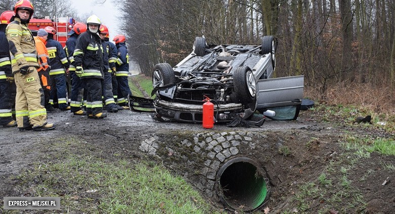 BMW dachowało na krajowej ósemce [ZDJĘCIA]      