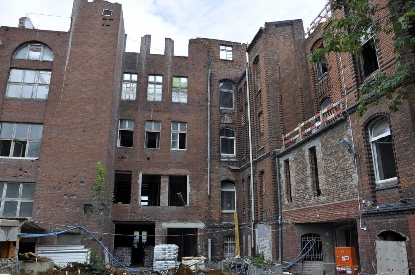 Wrocław: Rozbierają dawny szpital i budują luksusowy dom opieki (FILM, ZDJĘCIA)