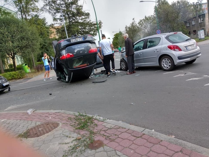 Nowy Sącz. Zderzyły się trzy samochody osobowe na skrzyżowaniu ul. Barskiej z Paderewskiego. Są utrudnienia [ZDJĘCIA]