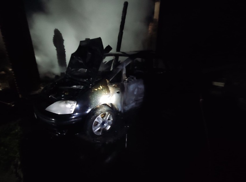 Maniów. Pożar stolarni i stojącego obok samochodu osobowego. W akcji brało udział kilka zastępów straży pożarnej [ZDJĘCIA]
