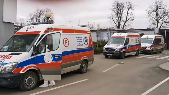 Sznur karetek przed szpitalem w Zabrzu