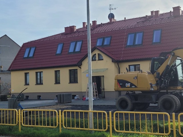 W Pszczewie trwają prace wykończeniowe przy nowym budynku komunalnym.