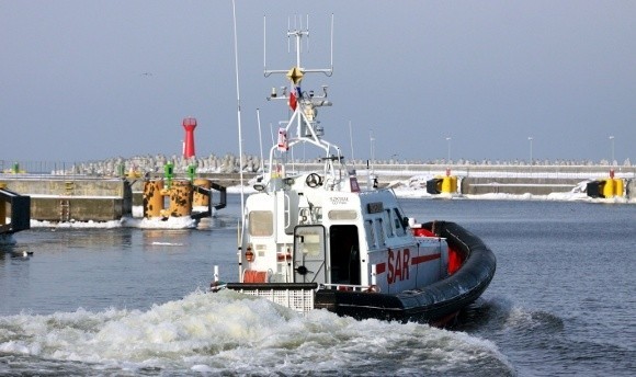 Kuter tonie 30 mil od Kołobrzegu. Na ratunek popłynęły jednostki ratownicze.
