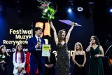Grand Prix Festiwalu wywalczyła Magdalena Chołuj z Morawicy! Wielki sukces naszej wokalistki na Festiwalu Muzyki Rozrywkowej w Kozienicach