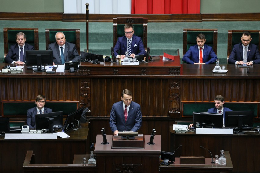 Radosław Sikorski wygłasza w Sejmie expose.