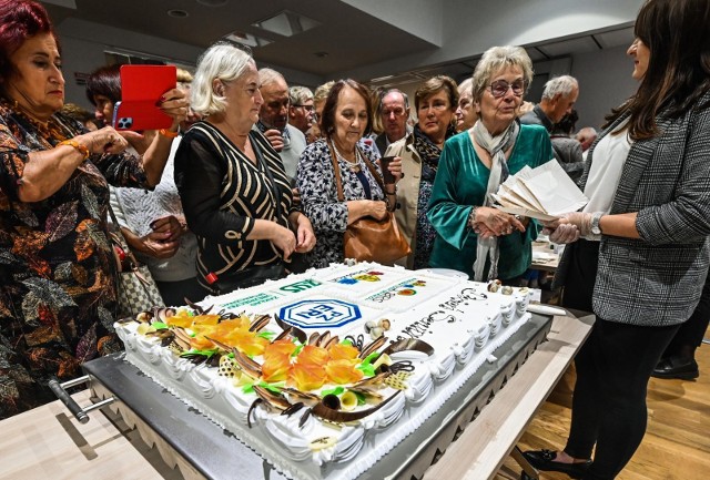 Dzień przed galą w Teatrze Kameralnym - w piątek (20 października) - w pierwszym dniu obchodów Bydgoskich Dni Seniorów nie zabrakło warsztatów i ciekawych prelekcji. Dla seniorów, którzy przybyli do BCOPiW przy Gdańskiej 5, przygotowano też wielki okolicznościowy tort.