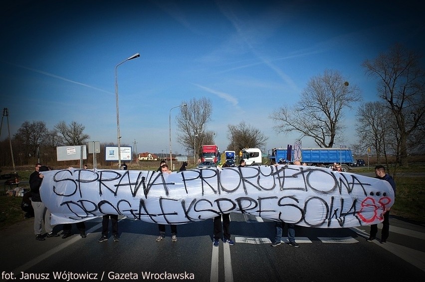 Mieszkańcy blokowali drogę Wrocław-Kłodzko, a kierowcy tirów autostradę (FILM, ZDJĘCIA)