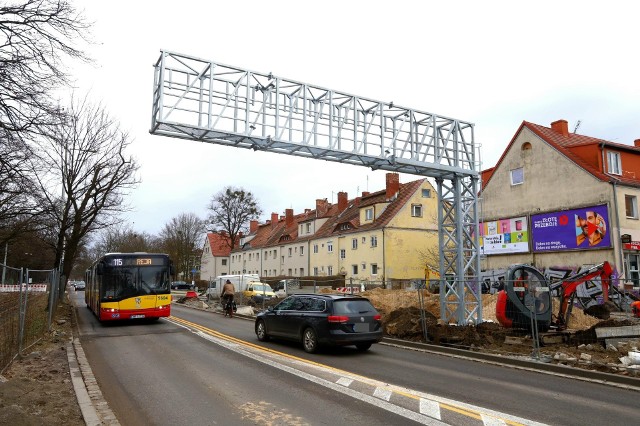 Metalowa konstrukcja powstaje nad ulicą Mickiewicza przy Alei Wielkiej Wyspy.