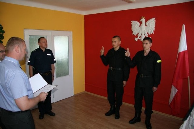 Dwaj młodzi policjanci posterunkowy Łukasz Chrzanowski oraz posterunkowy Daniel Duś złożyli we wtorek ślubowanie. 