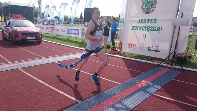 Marcin Chabowski na mecie piątej edycji Biegu Lwa