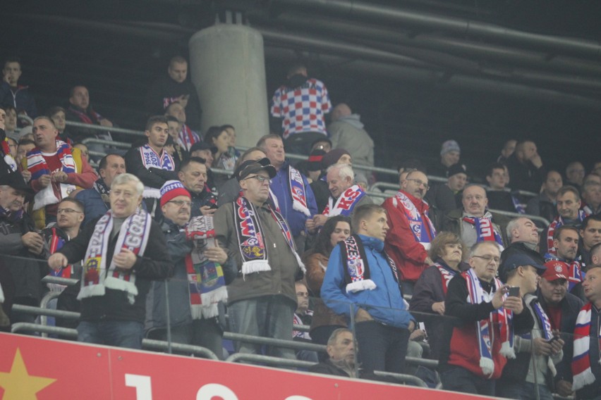 Górnik Zabrze - Śląsk Wrocław. Kibice odśpiewali hymn ZDJĘCIA KIBICÓW