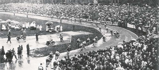 Finisz 10. etapu Wyścigu Pokoju w 1962 roku z Ostrawy do Opola. Na stadionie Odry 20 tysięcy widzów zgotowało kolarzom wspaniałą owację.
