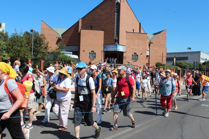 Chrzanów. Pielgrzymi w drodze na Jasną Górę. Przed nimi ostatnie 50 km  [ZDJĘCIA]