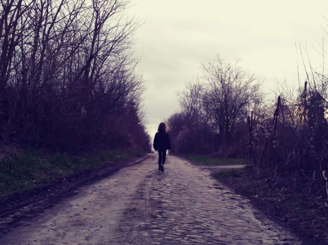 8 - latka sama poszła ponad 2 km ze szkoły w Kamieniu Wielkim do domu w Mościcach (zdjęcie symboliczne)