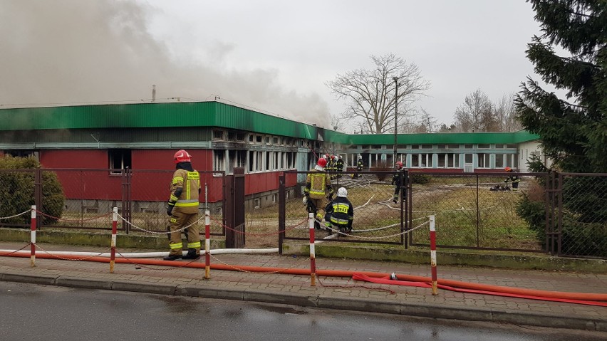Ostrów Mazowiecka. Pożar w „małej jedynce”, 21.02.2020. Spłonął opuszczony budynek szkoły [ZDJĘCIA]
