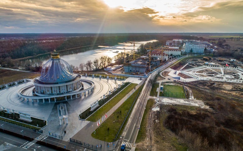 Park Pamięci zlokalizowany jest tuż obok sanktuarium...