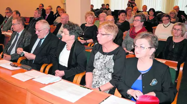 Członkowie pierwszej Miejskiej Rady Seniorów na pierwszym posiedzeniu, na którym odebrali zaświadczenia o wyborze na radnego i wybrali władze rady.