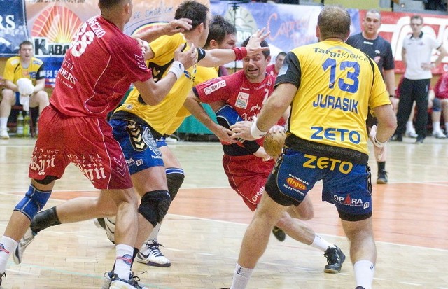 Duże znaczenie dla wygranej kielczan miało uniemożliwienie współpracy Piotra Frelka (z piłką) z Markiem Boneczko (pierwszy z lewej).