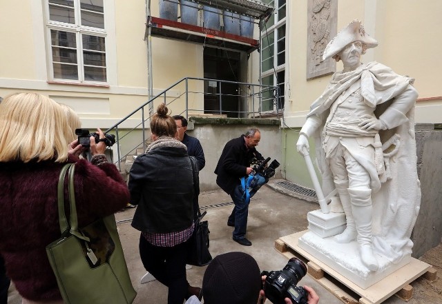 Fryderyk II Hohenzollern co prawda przyczynił się do rozbioru Polski, ale jako rzeźba Joanna Gotfrieda Schadowa  jest niewątpliwie dziełem sztuki , które wróciło do Szczecina po latach