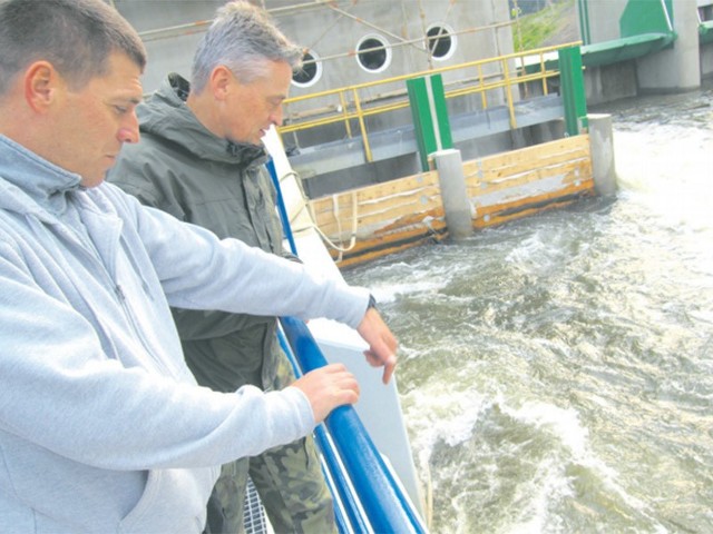 Robert Oszustowicz, zastępca szefa Straży Rybackiej (pierwszy z lewej) i Andrzej Wołkowski, szef Towarzystwa Miłośników Parsęty stoją na wciąż nieczynnej przepławce obok przebudowywanej elektrowni wodnej w Rościnie. W tym miejscu blokowane są, płynące na tarliska, łososie, trocie i pstrągi.