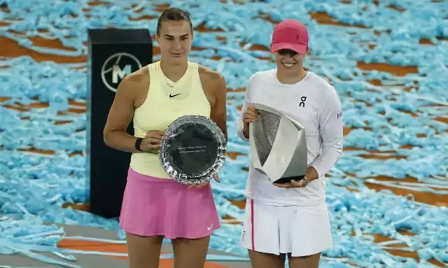 Aryna Sabalenka i Iga Świątek podczas ceremonii finalistki i zwyciężczyni Mutua Madrid Open 2024