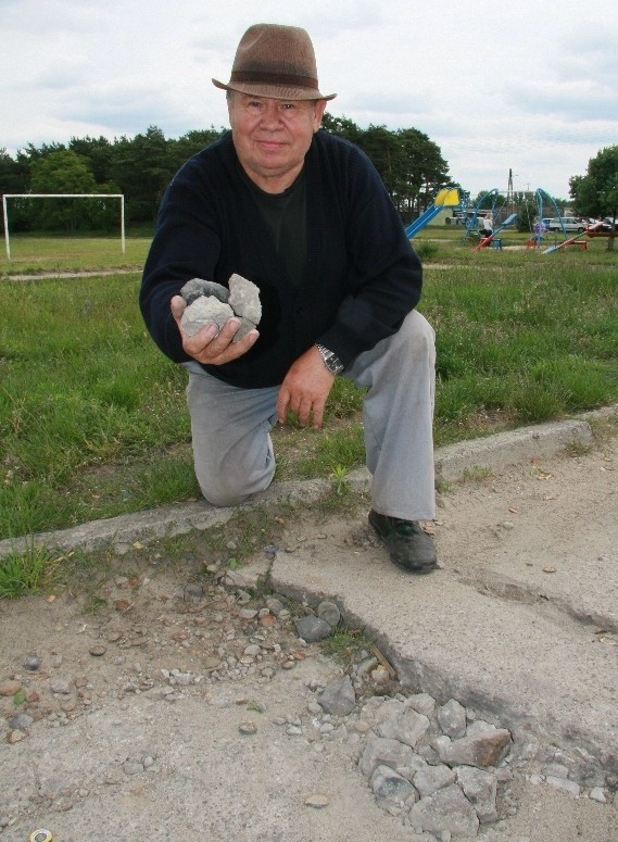 - Droga jak najszybciej musi być wyremontowana. Nikogo jednak nie obchodzi, że niszczymy samochody na dziurach - mówi Antoni Kowalski z Bukowca.