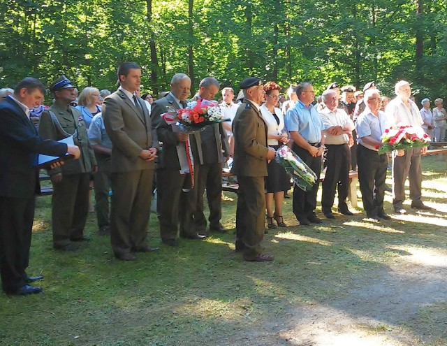 Na polanie przed pomnikiem ofiar w lesie koło Boru Kunowskiego