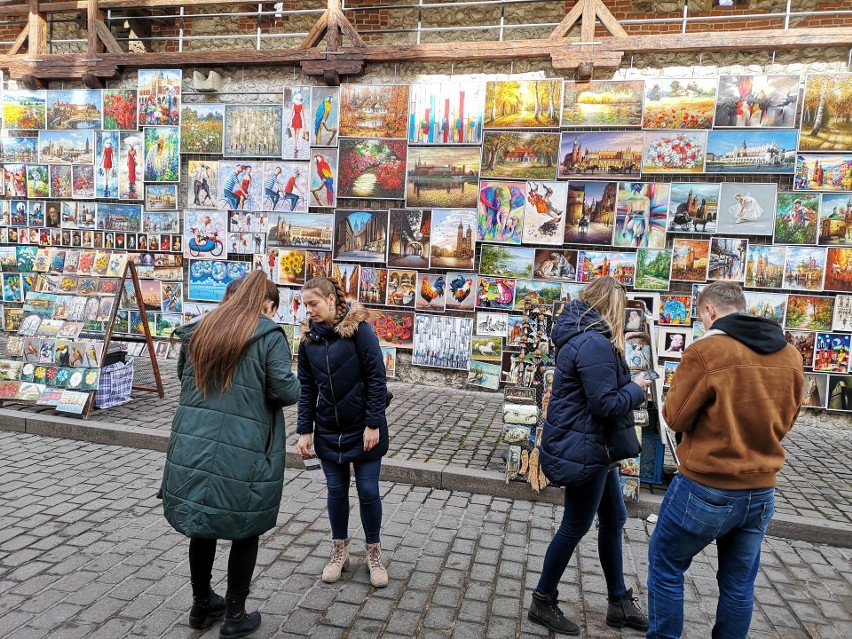 Kraków. Ciepła niedziela w mieście. Mieszkańcy wypoczywają na Rynku Głównym [ZDJĘCIA]
